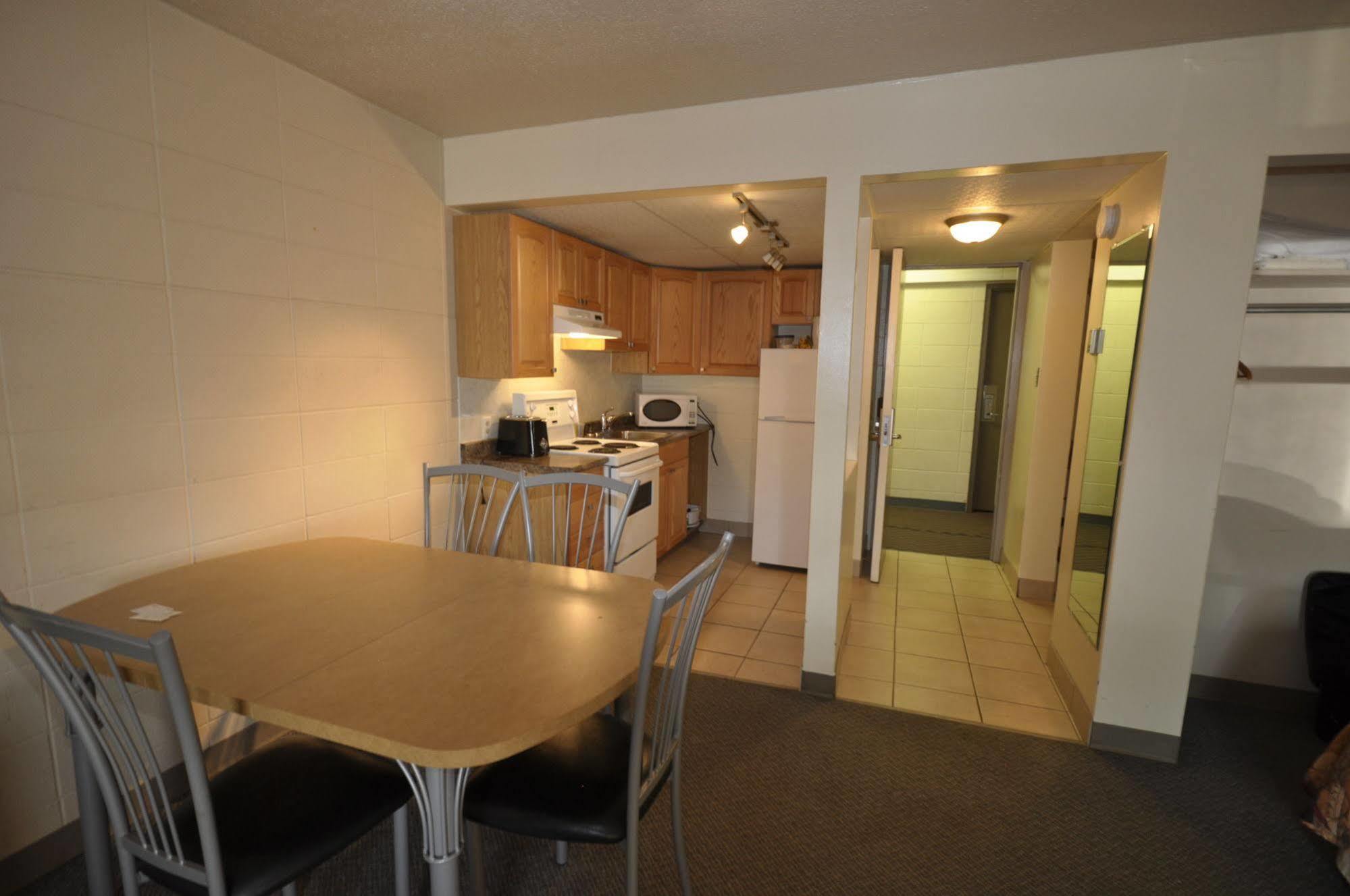 Beaverlodge Motor Inn 外观 照片